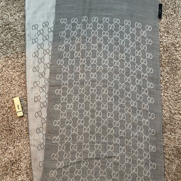 Authentic reversible Gucci scarf - Picture 5 of 7